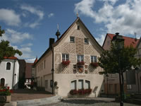 Das Foto basiert auf dem Bild "Rathaus in Hayingen" aus dem zentralen Medienarchiv Wikimedia Commons und steht unter der GNU-Lizenz für freie Dokumentation. Der Urheber des Bildes ist Dr. Eugen Lehle.