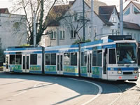 Das Foto basiert auf dem Bild "Straßenbahn in Eppelheim" aus dem zentralen Medienarchiv Wikimedia Commonsund steht unter der GNU-Lizenz für freie Dokumentation. Der Urheber des Bildes ist Martin Hawlisch.