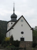 Das Foto basiert auf dem Bild "Peterskirche Heddesbach" aus dem zentralen Medienarchiv Wikimedia Commons. Diese Datei ist unter der Creative Commons-Lizenz Namensnennung-Weitergabe unter gleichen Bedingungen 3.0 Unported lizenziert. Der Urheber des Bildes ist Frank.