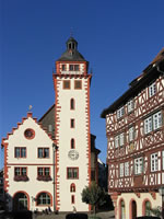 Das Foto basiert auf dem Bild "Das 1557 erbaute Mosbacher Rathaus am Marktplatz" aus dem zentralen Medienarchiv Wikimedia Commons und steht unter der GNU-Lizenz für freie Dokumentation. Der Urheber des Bildes ist AlterVista.