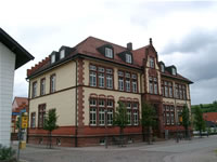 Das Foto basiert auf dem Bild "Das Rathaus von Mühlhausen" aus dem zentralen Medienarchiv Wikimedia Commons und steht unter der GNU-Lizenz für freie Dokumentation. Der Urheber des Bildes ist Rudolf Stricker.