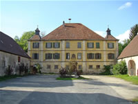 Das Foto basiert auf dem Bild "Schloss Zuzenhausen" aus dem zentralen Medienarchiv Wikimedia Commonsund steht unter der GNU-Lizenz für freie Dokumentation. Der Urheber des Bildes ist peter schmelzle.