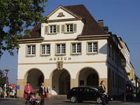 Das Foto basiert auf dem Bild "Erkenbertmuseum Frankenthal" aus dem zentralen Medienarchiv Wikimedia Commons. Diese Bild- oder Mediendatei wurde von ihrem Urheber zur uneingeschränkten Nutzung freigegeben. Diese Datei ist damit gemeinfrei („public domain“). Dies gilt weltweit. Der Urheber des Bildes ist Xocolatl.