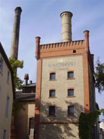Das Foto basiert auf dem Bild "Ludwigshafen-Oggersheim Brauerei" aus dem zentralen Medienarchiv Wikimedia Commons und steht unter der GNU-Lizenz für freie Dokumentation. Der Urheber des Bildes ist Immanuel Giel.