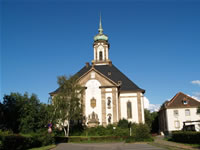 Das Foto basiert auf dem Bild "Vesöhnungskirche Völklingen (Poststraße)" aus dem zentralen Medienarchiv Wikimedia Commons steht unter der GNU-Lizenz für freie Dokumentation. Der Urheber des Bildes ist A. Josef Dernbecher.