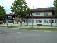 Das Foto basiert auf dem Bild "Reinheim Museum Europ-Kulturpark" aus der freien Enzyklopädie Wikipedia. Die Datei wurde unter der Lizenz Creative Commons Namensnennung-Weitergabe unter gleichen Bedingungen Deutschland in Version 3.0 veröffentlicht. Der Urheber des Bildes ist EPei.