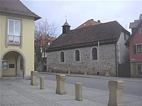 Das Foto basiert auf dem Bild "Rathaus und Römermuseum" aus dem zentralen Medienarchiv Wikimedia Commons und steht unter der GNU-Lizenz für freie Dokumentation. Der Urheber des Bildes ist Ssch.