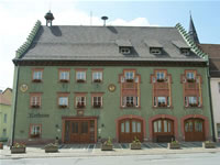Das Foto basiert auf dem Bild "Rathaus" aus dem zentralen Medienarchiv Wikimedia Commons und steht unter der GNU-Lizenz für freie Dokumentation. Der Urheber des Bildes ist Manecke.
