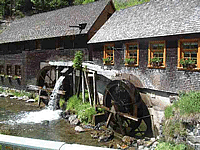 Das Foto basiert auf dem Bild "Hexenlochmühle in Neukirch" aus dem zentralen Medienarchiv Wikimedia Commons und steht unter der GNU-Lizenz für freie Dokumentation. Der Urheber des Bildes ist Schwarzwälder.