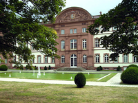 Das Foto basiert auf dem Bild "Schloss (Nordseite) mit Schlossgarten" aus dem zentralen Medienarchiv Wikimedia Commons. Diese Datei ist unter der Creative Commons Attribution-Share Alike 3.0 Unported lizenziert. Der Urheber des Bildes ist EPei.