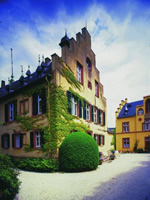 Das Foto basiert auf dem Bild "Schloss Mertesdorf" aus dem zentralen Medienarchiv Wikimedia Commons. Diese Datei ist unter der Creative Commons-Lizenz Namensnennung-Weitergabe unter gleichen Bedingungen 3.0 Unported lizenziert. Der Urheber des Bildes ist Vgv ruwer.