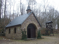Das Foto basiert auf dem Bild "Fatima Kapelle Schillingen" aus dem zentralen Medienarchiv Wikimedia Commons. Diese Datei ist unter der Creative Commons-Lizenz Namensnennung-Weitergabe unter gleichen Bedingungen 3.0 Unported lizenziert. Der Urheber des Bildes ist Meulenwald.
