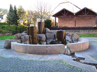 Das Bild basiert auf dem Bild: "Marktplatz mit Brunnen" aus dem zentralen Medienarchiv Wikimedia Commons. Diese Datei ist unter der Creative Commons-Lizenz Namensnennung-Weitergabe unter gleichen Bedingungen 3.0 Unported lizenziert. Der Urheber des Bildes ist F. Hein.