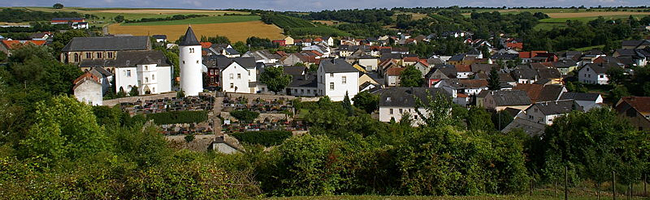 Das Bild basiert auf dem Bild: "Ortslage Wincheringen"aus dem zentralen Medienarchiv Wikimedia Commons. Diese Datei ist unter der Creative Commons-Lizenz Namensnennung-Weitergabe unter gleichen Bedingungen 3.0 Deutschland lizenziert. Der Urheber des Bildes ist Rudolf Klein.