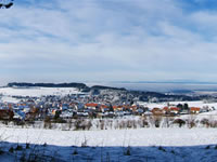 Das Foto basiert auf dem Bild "Blick über Deilingen im Winter" aus dem zentralen Medienarchiv Wikimedia Commons und steht unter der GNU-Lizenz für freie Dokumentation. Der Urheber des Bildes ist Wildfeuer.
