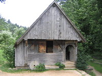 Das Foto basiert auf dem Bild "Hausmühle im Freilichtmuseum Neuhausen ob Eck (erbaut 1767 im Harzlochtal)" aus dem zentralen Medienarchiv Wikimedia Commons und steht unter der GNU-Lizenz für freie Dokumentation. Der Urheber des Bildes ist Flominator.