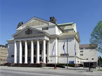Das Foto basiert auf dem Bild "Das Stadttheater" aus dem zentralen Medienarchiv Wikimedia Commons und steht unter der GNU-Lizenz für freie Dokumentation. Der Uheber des Bildes ist Raimond Spekking.
