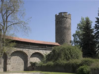 Das Foto basiert auf dem Bild "Hexenturm mit Stadtmauer" aus dem zentralen Medienarchiv Wikimedia Commons und steht unter der Creative-Commons-Lizenz Namensnennung-Weitergabe unter gleichen Bedingungen 3.0 Deutschland. Der Urheber des Bildes ist Sven Teschke.