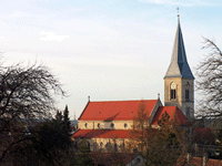 Das Foto basiert auf dem Bild "St. Martinus-Kirche Dotternhausen" aus dem zentralen Medienarchiv Wikimedia Commons und ist lizenziert unter der Creative Commons-Lizenz Attribution ShareAlike 2.5. Der Urheber des Bildes ist Sigurd Betschinger.